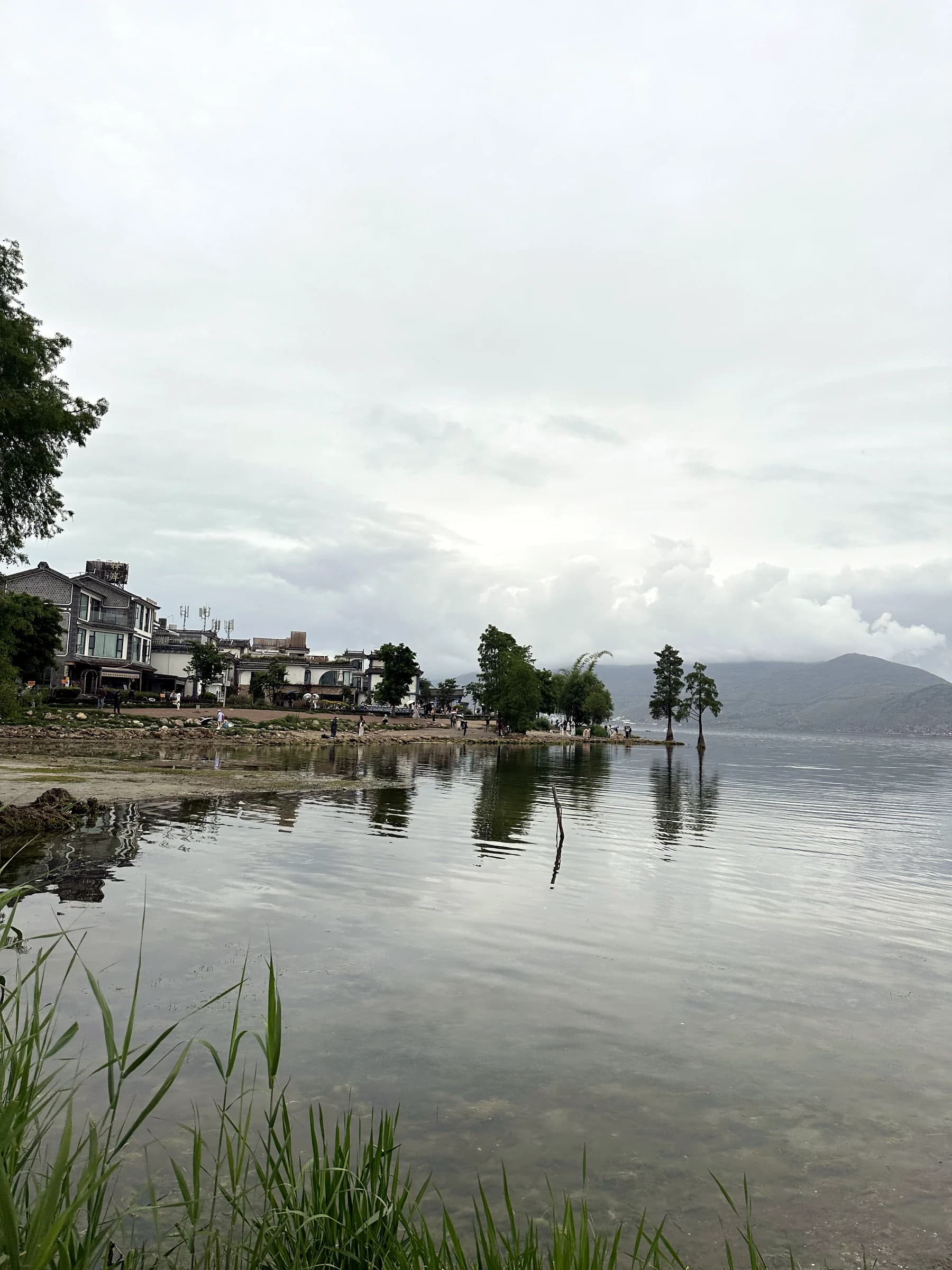 A quiet lakeside view under low clouds in Dali