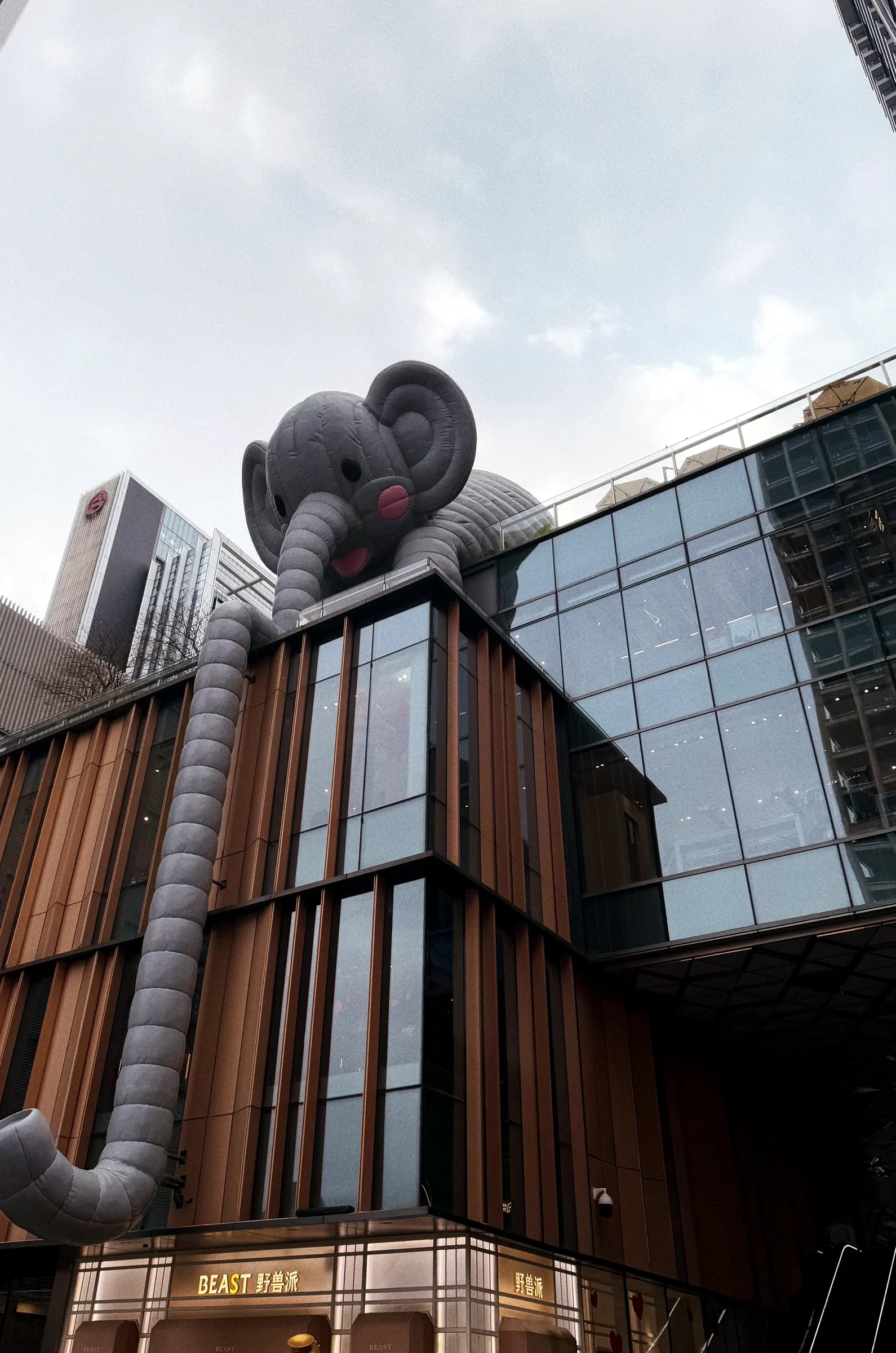 A sculptural curved building facade in Shenzhen